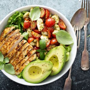 Big salad with tomato's, avocado, chicken